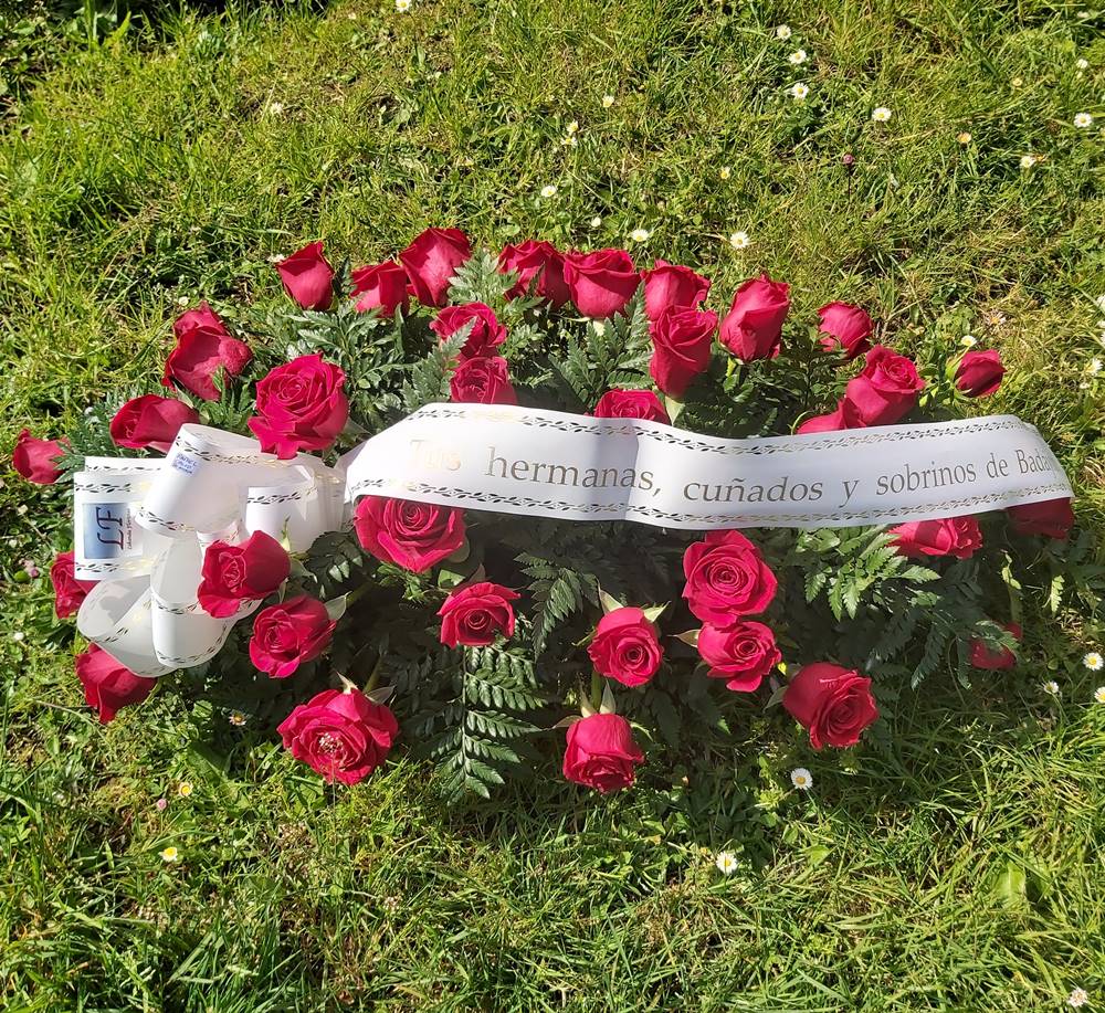 Almohadón funerario de rosas rojas