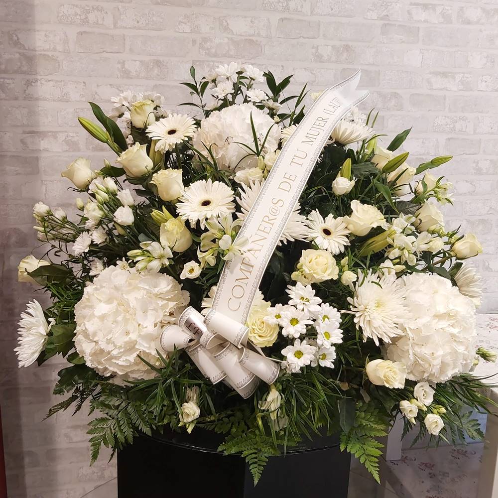 Centro de flores variadas blancas para funeral - Imagen 3