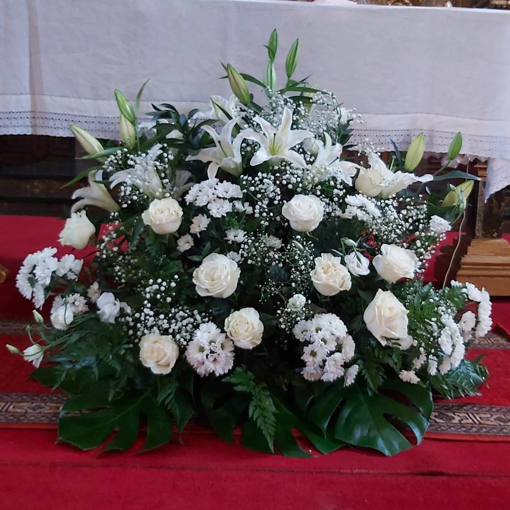 Centro de flores variadas blancas para funeral - Imagen 4