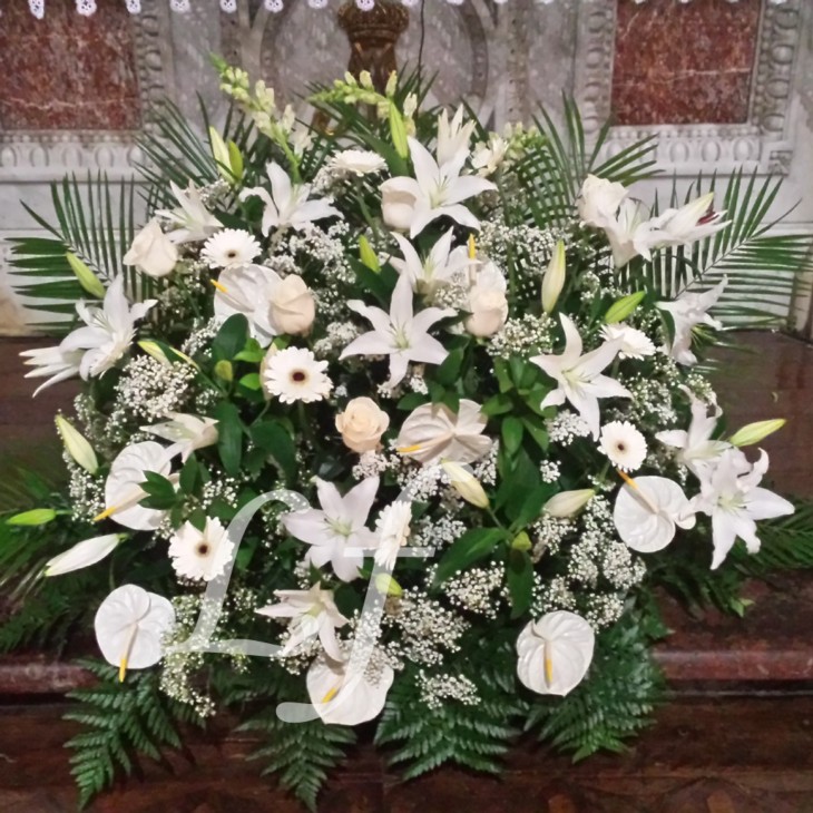 Centro de flores variadas blancas para funeral