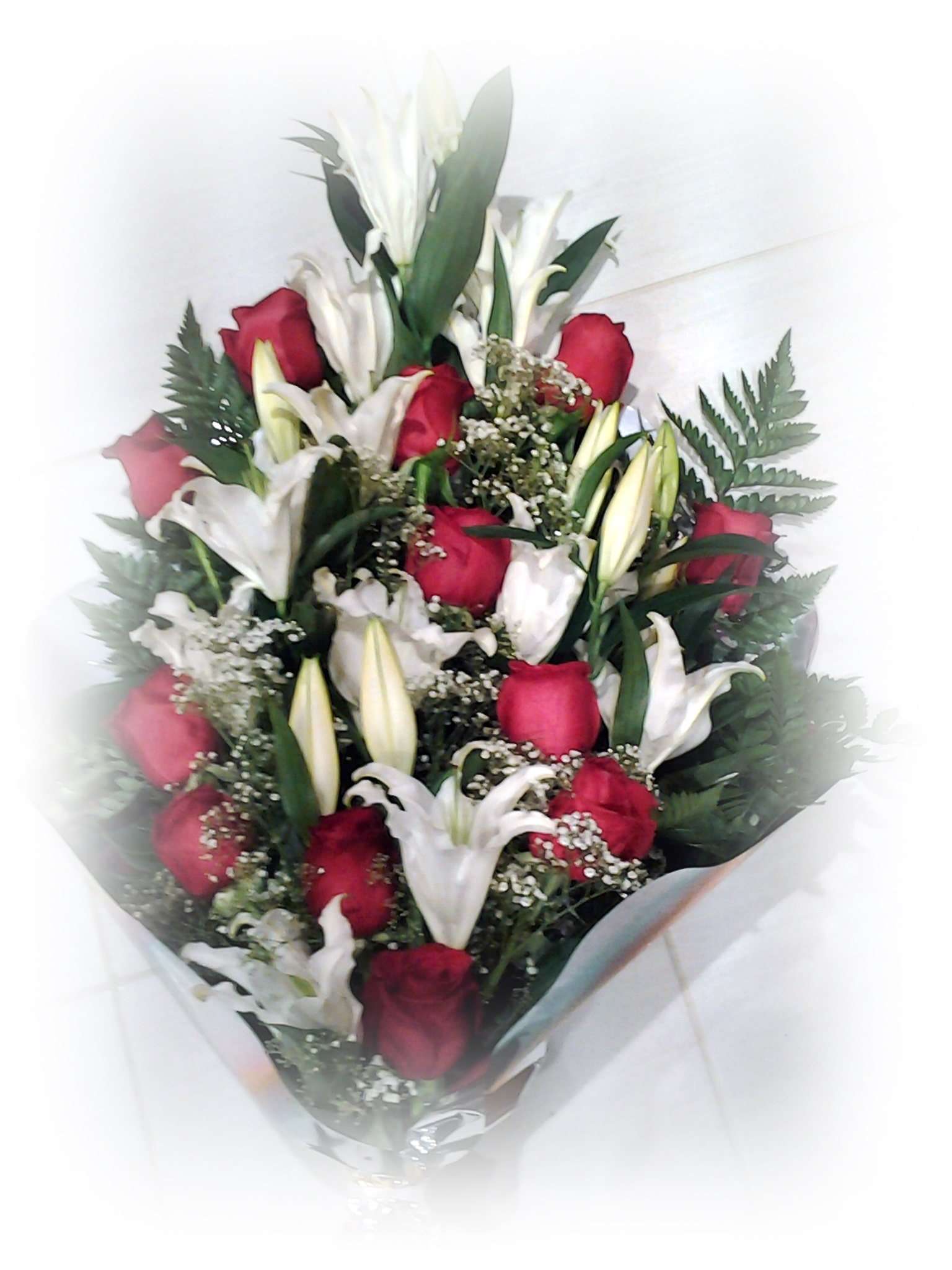 Ramo de rosas y lilium para funeral