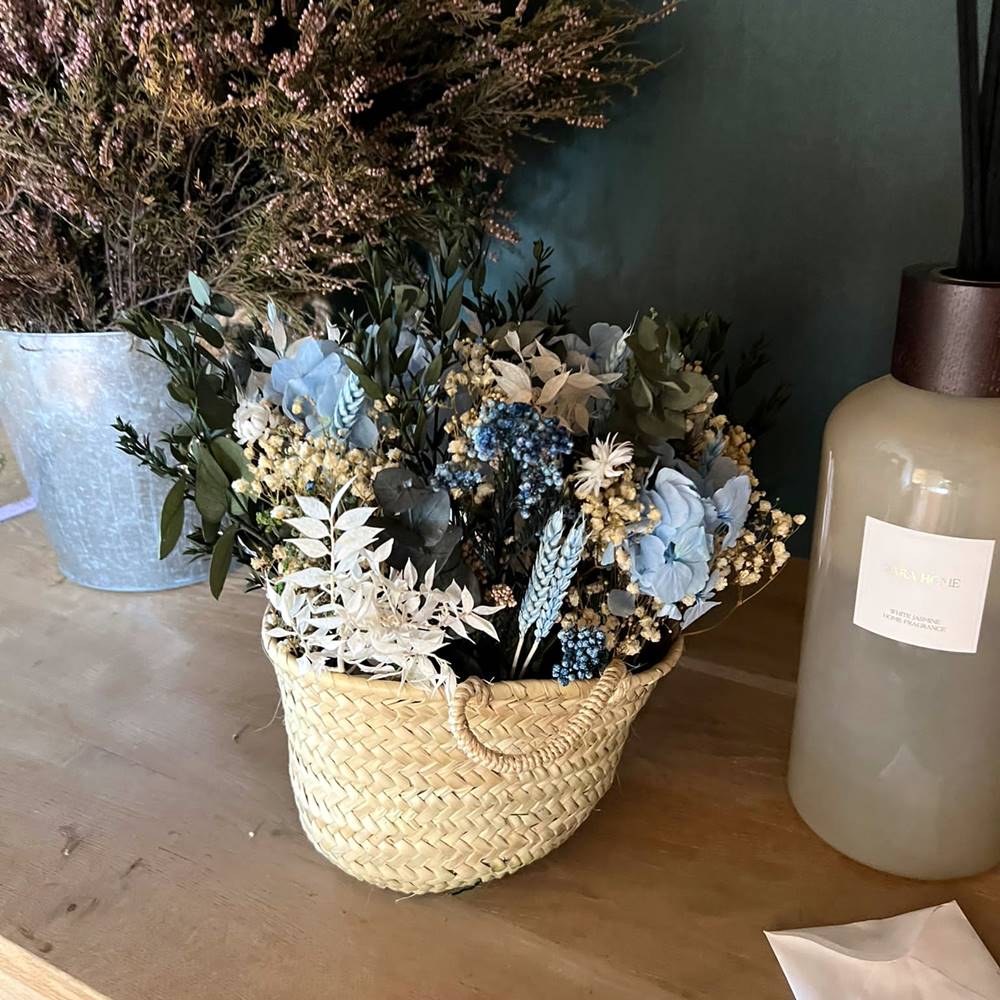 Taller capazo de flores preservadas